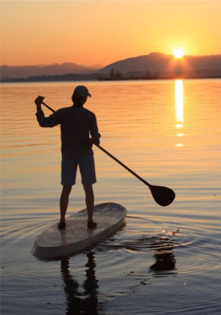 paddleboard_sunrise_toward_sun